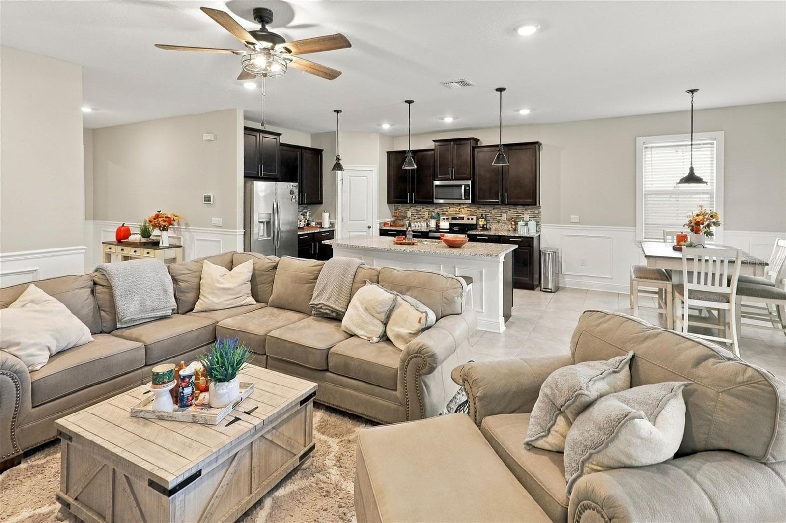Spacious Living Room with Open-Concept D - 33310 MAJOR OAK DR, WESLEY CHAPEL