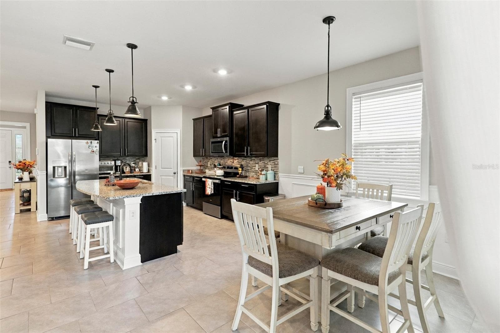 Open-Concept Kitchen and Dining Area with Pendant Lighting - 33310 MAJOR OAK DR, WESLEY CHAPEL