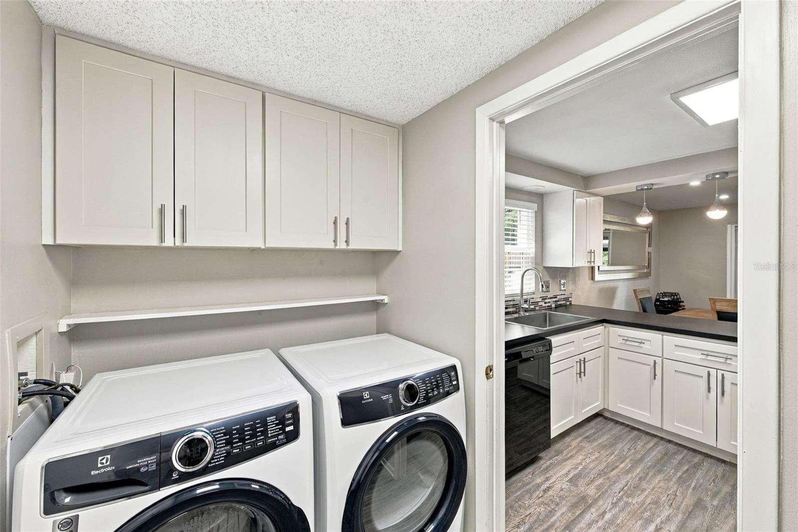 Laundry room to kitchen view - 16136 FOXFIRE DR, TAMPA