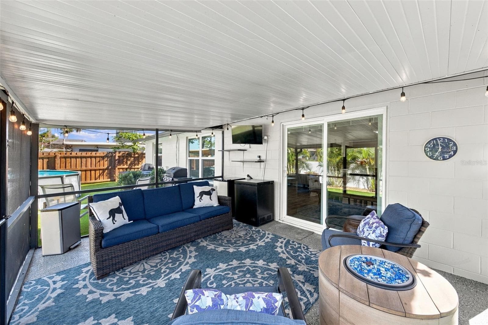 Large covered and screened lanai - 16136 FOXFIRE DR, TAMPA