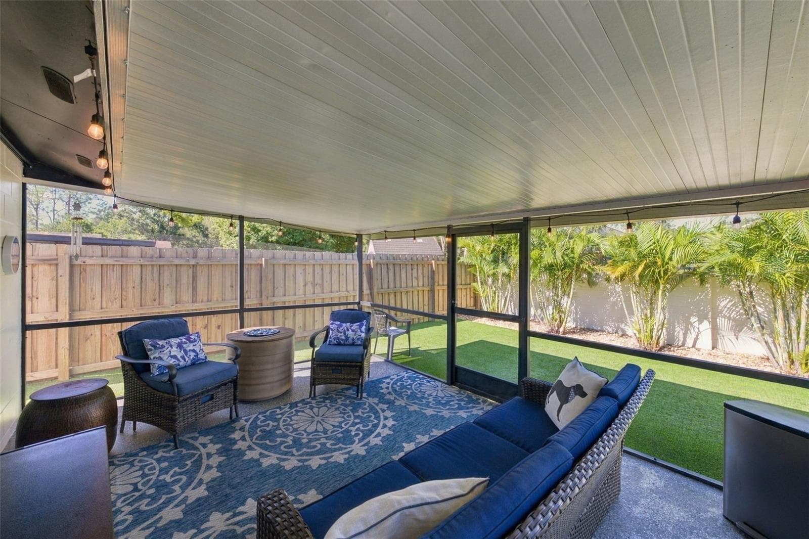 Large covered and screened lanai - 16136 FOXFIRE DR, TAMPA