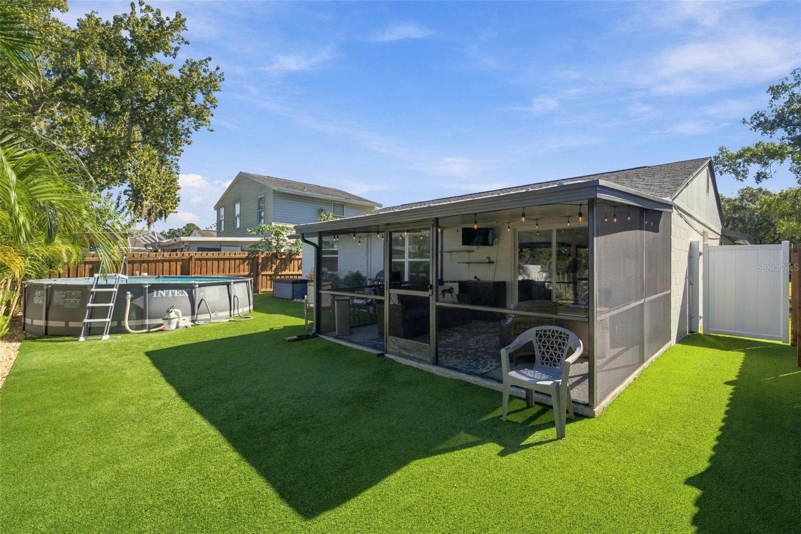 Backyard and lanai - 16136 FOXFIRE DR, TAMPA