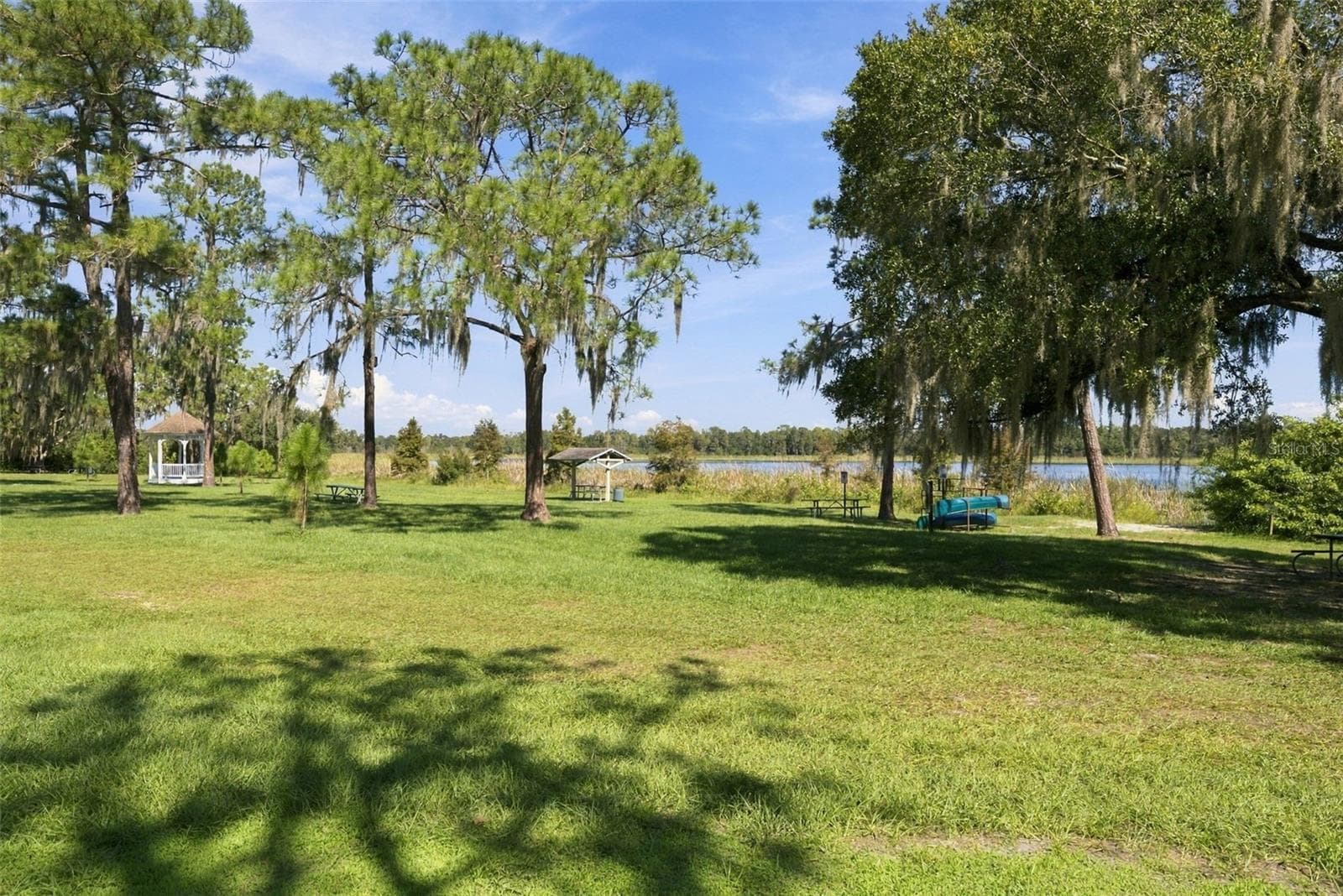 Lake Park - Lake with canoe rentals and boat launch! - 16136 FOXFIRE DR, TAMPA