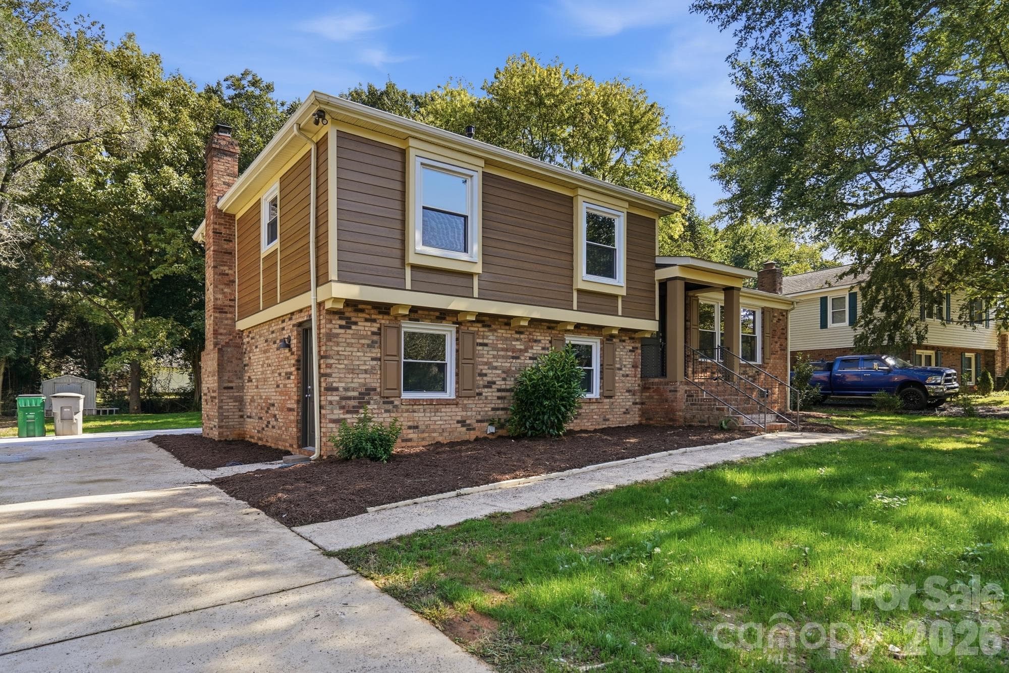 Single Family Residence at 6131 Coach Hill Lane, Charlotte, photo 2 of 43