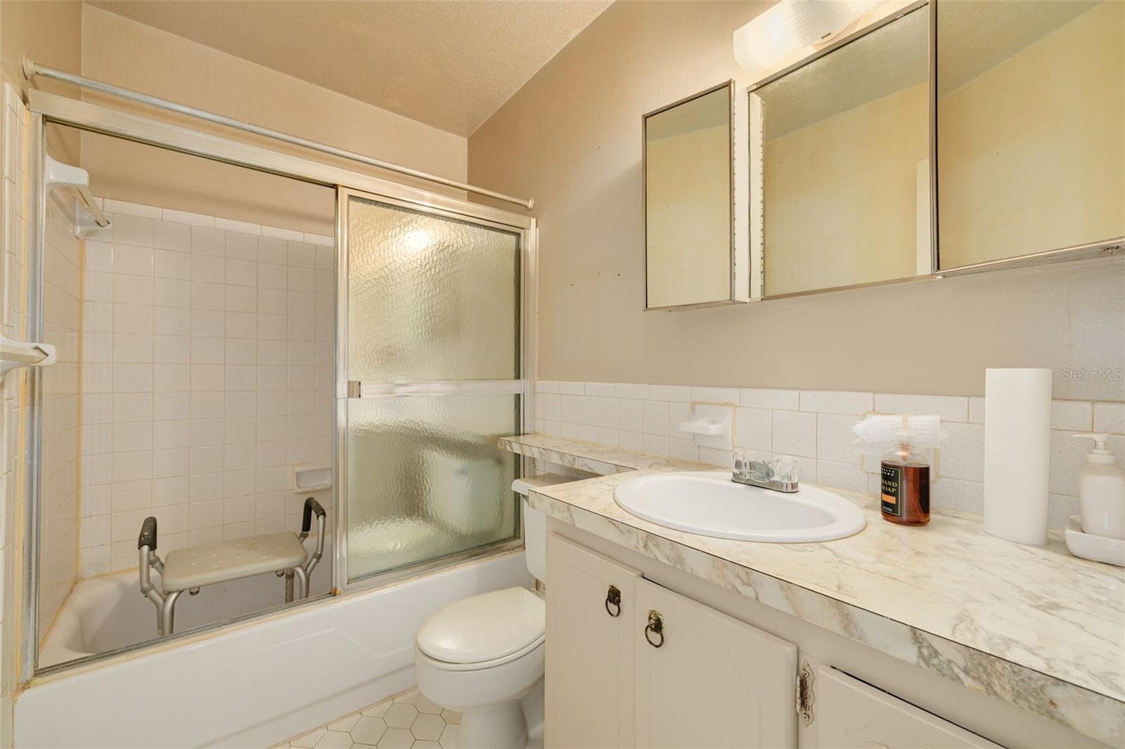 Main Bath - 211 PASADENA AVE N #206, ST PETERSBURG