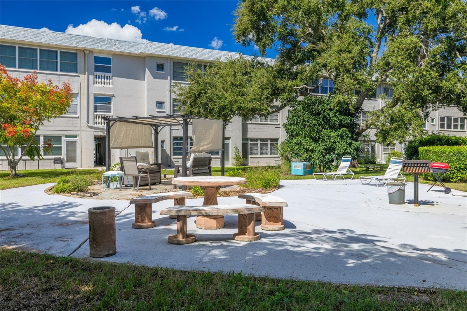 Outdoor Green Space - 211 PASADENA AVE N #206, ST PETERSBURG