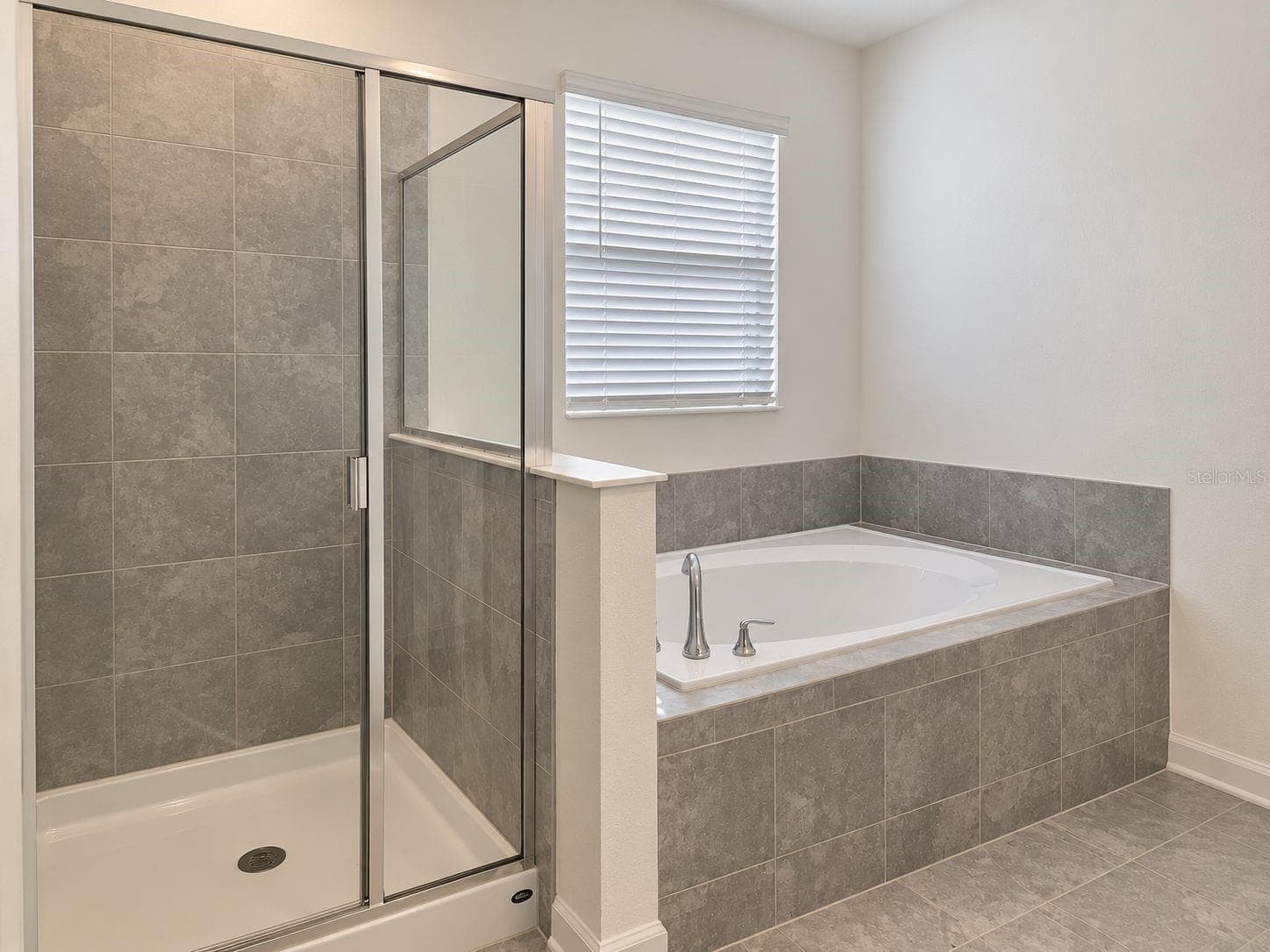 Primary Bathroom Tub and Shower - 148 ACES HIGH LN, DAVENPORT