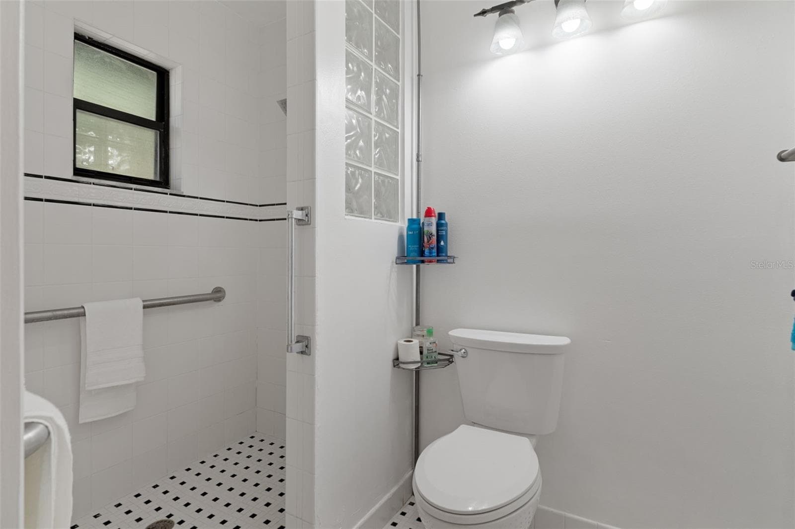 En suite guest bedroom bath - 9498 NW 60TH AVE, OCALA