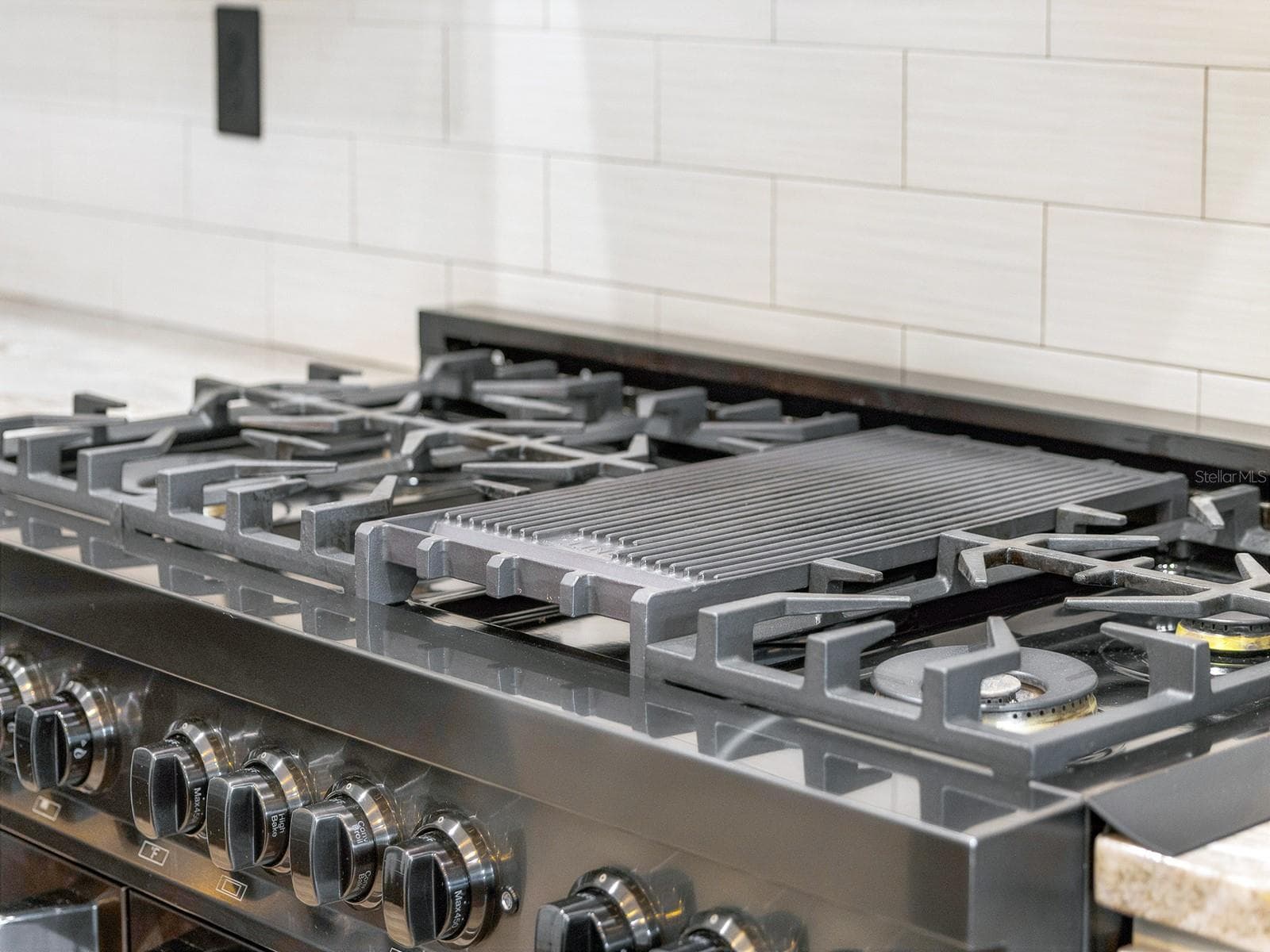 Gas stove - 412 SNOW HILL RD, GENEVA