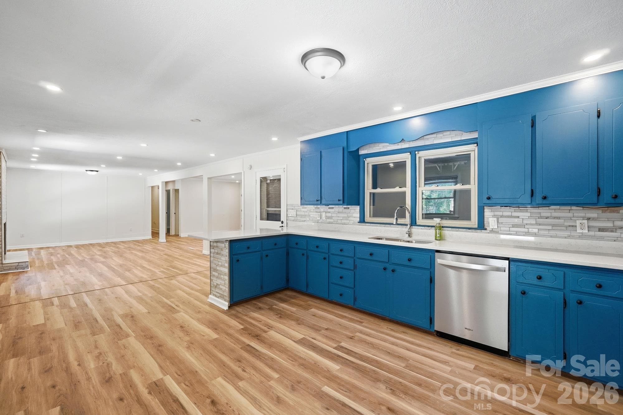Single Family Residence at 213 Lakeview Drive, Harrisburg, photo 5 of 45