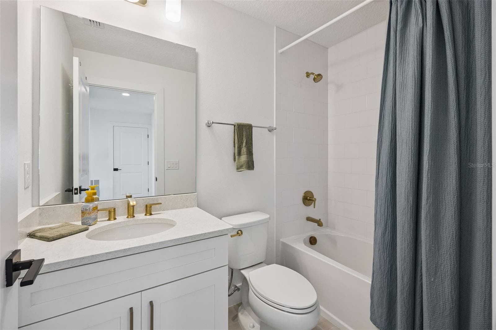 Full Bathroom upstairs - 1717 CROWNCREST DR, APOPKA