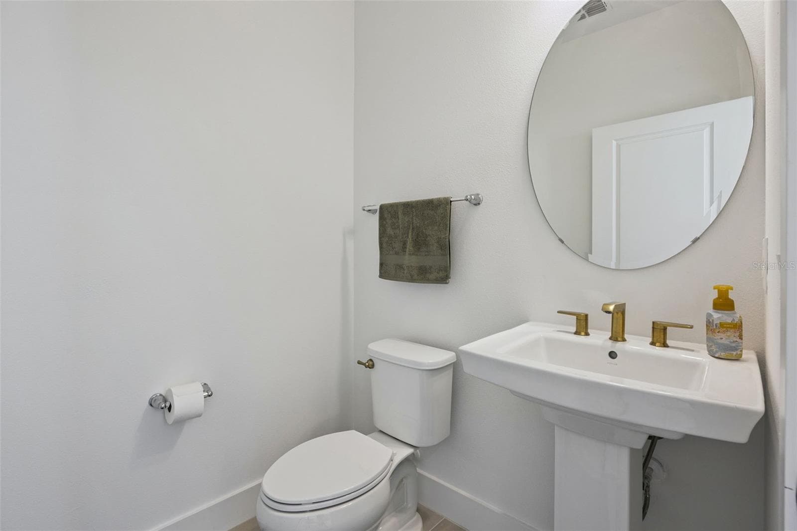 Powder room / half bath downstairs - 1717 CROWNCREST DR, APOPKA
