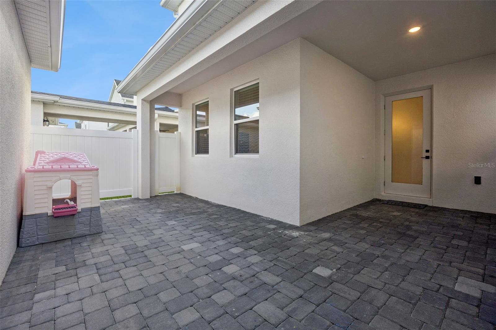 Courtyard between home and garage. There is a covered walkway from home to garage - 1717 CROWNCREST DR, APOPKA