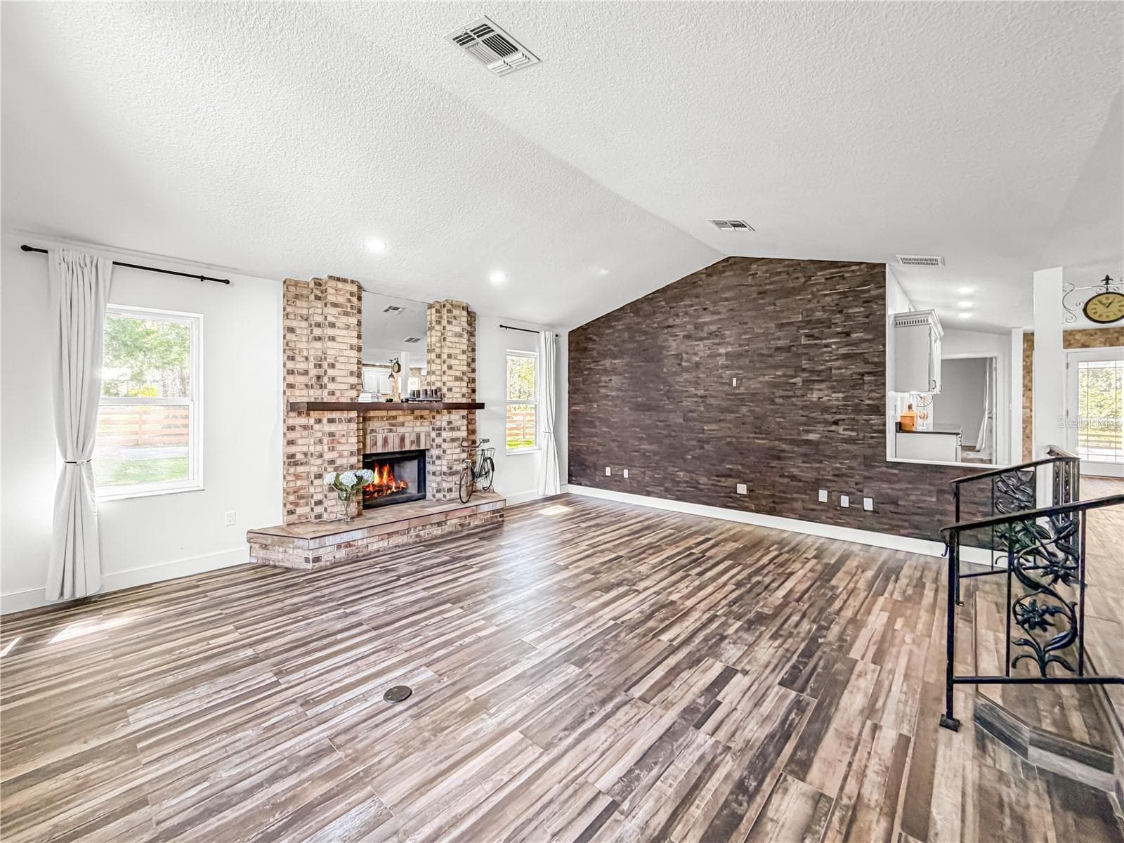 Living - 15561 PATRIOT DR, BROOKSVILLE