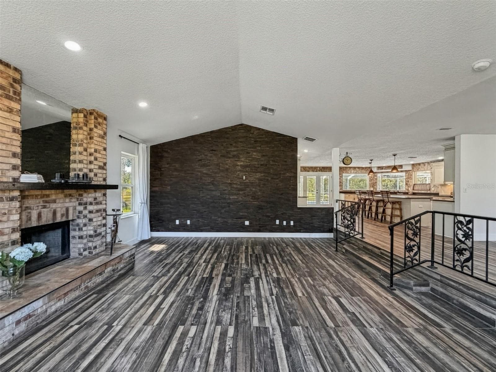 Living - 15561 PATRIOT DR, BROOKSVILLE