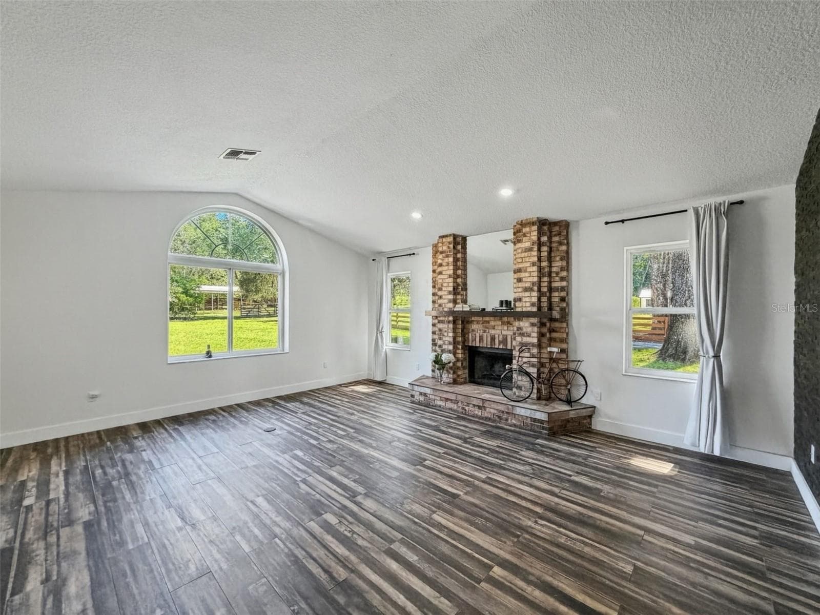 Living - 15561 PATRIOT DR, BROOKSVILLE