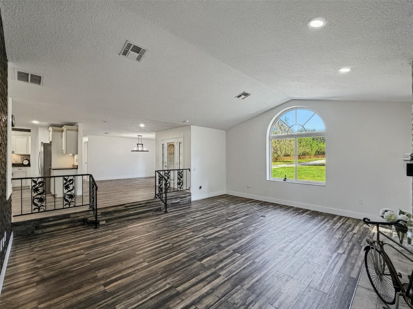 Living - 15561 PATRIOT DR, BROOKSVILLE