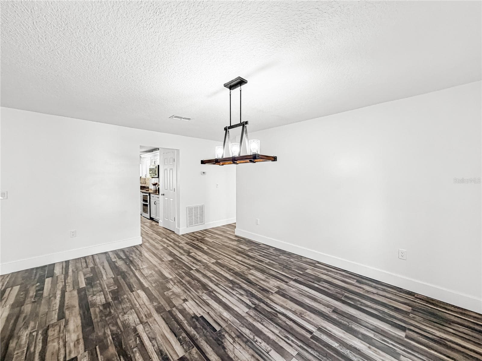 Dining to Kitchen - 15561 PATRIOT DR, BROOKSVILLE