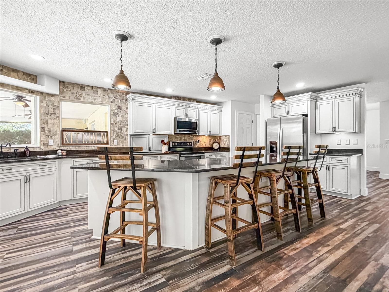 Kitchen Island - 15561 PATRIOT DR, BROOKSVILLE