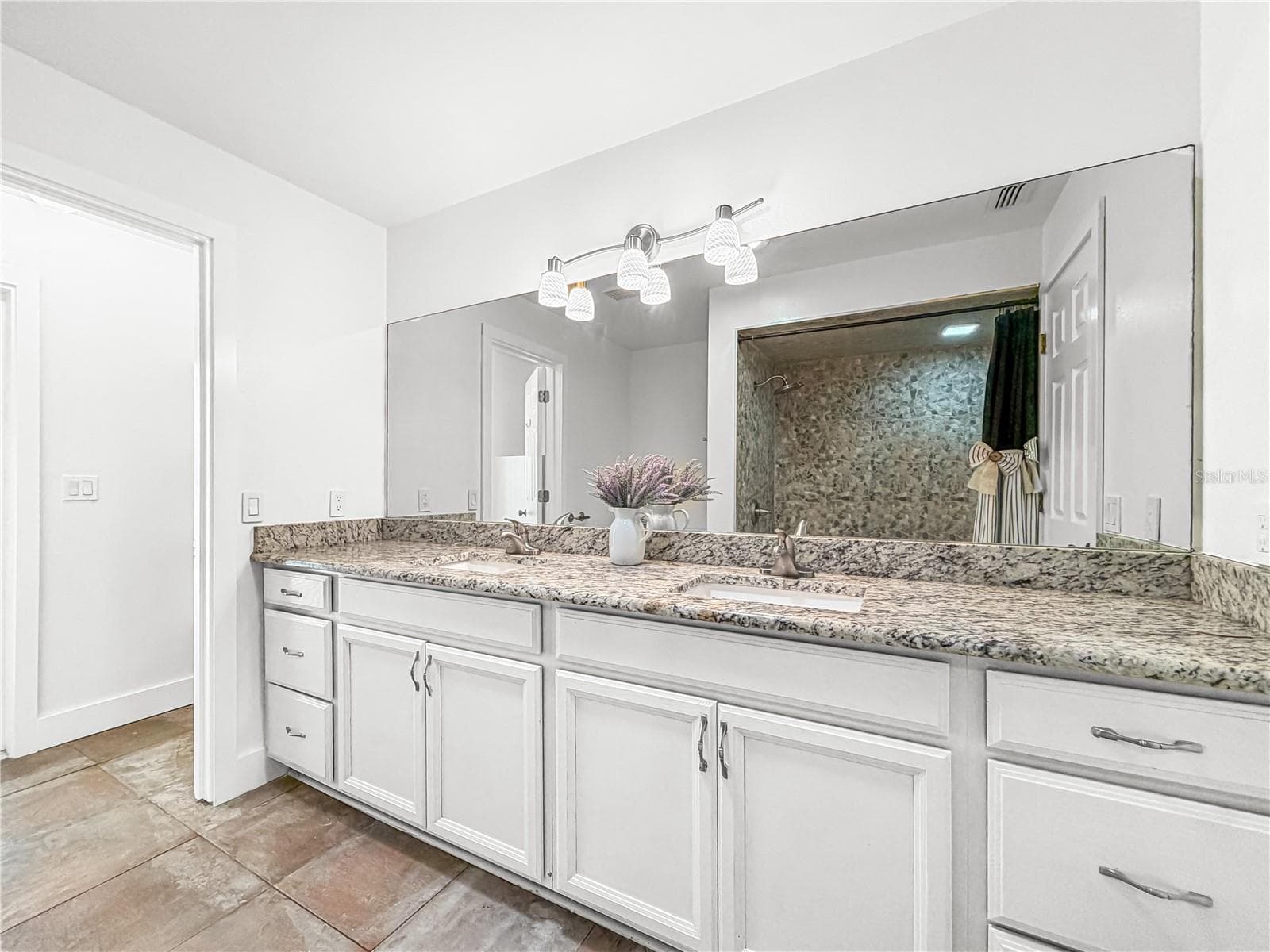 Guest/Pool Bath - 15561 PATRIOT DR, BROOKSVILLE
