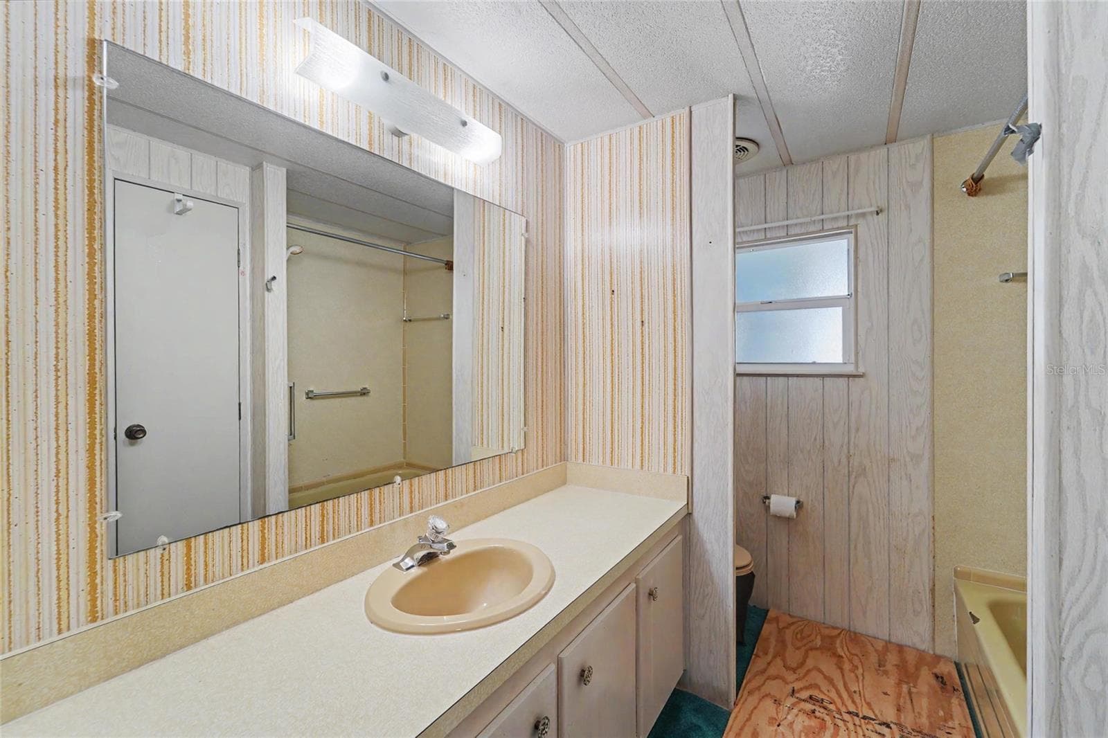 Guest bath with tub - 1500 COUNTY ROAD 1 #219, DUNEDIN