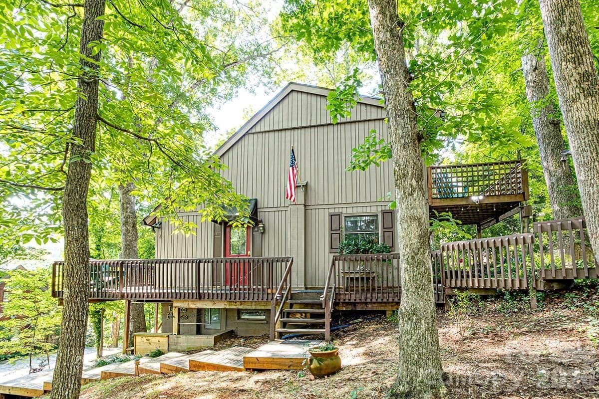 Expansive decking - 208 N West Lake Drive, Lake Lure