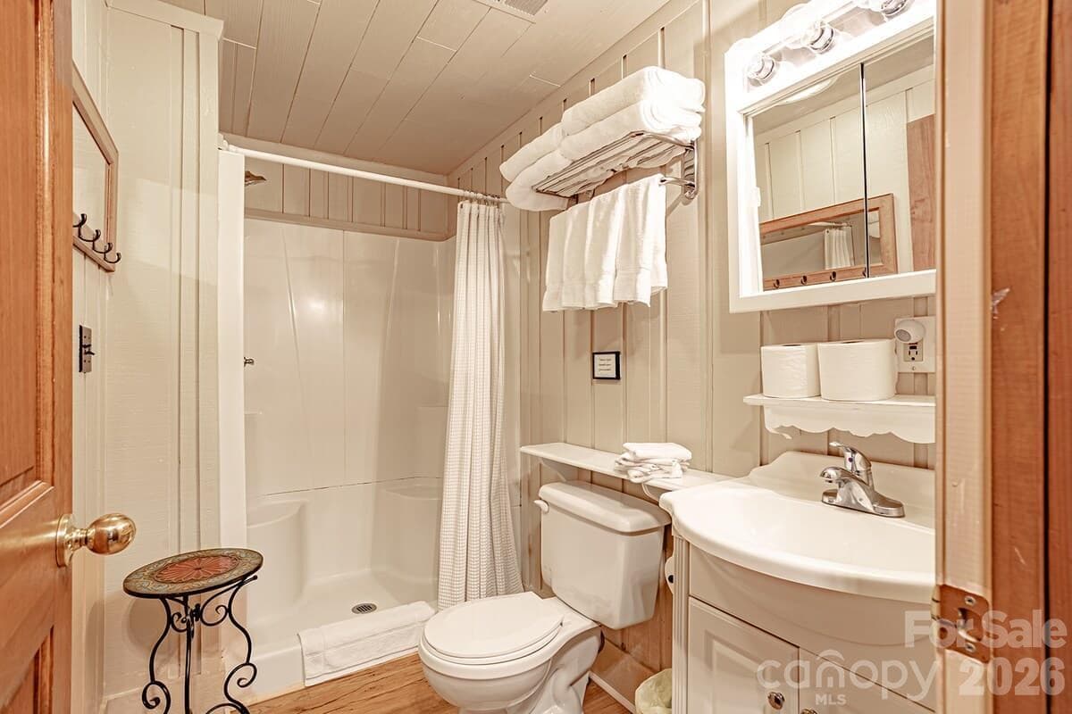 Upper level full bath - 208 N West Lake Drive, Lake Lure