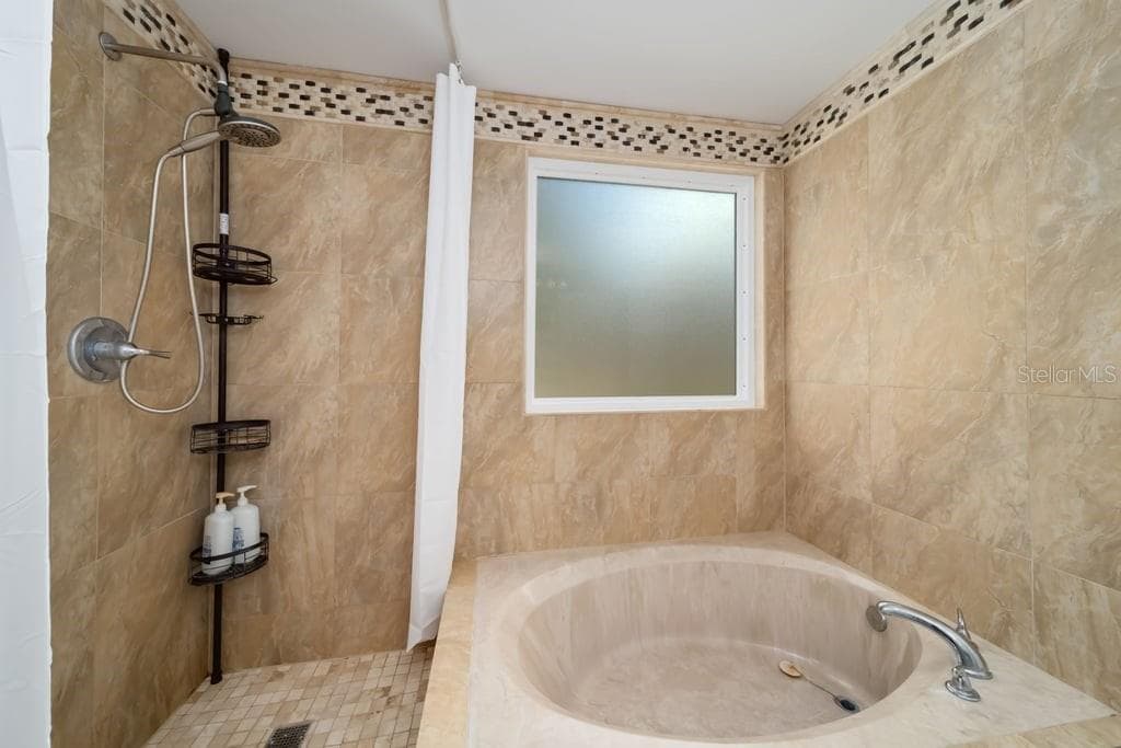 Primary bathroom - 1st floor - 4119 MORELAND DR, VALRICO