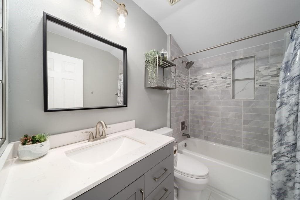 Upstairs bathroom - 4119 MORELAND DR, VALRICO
