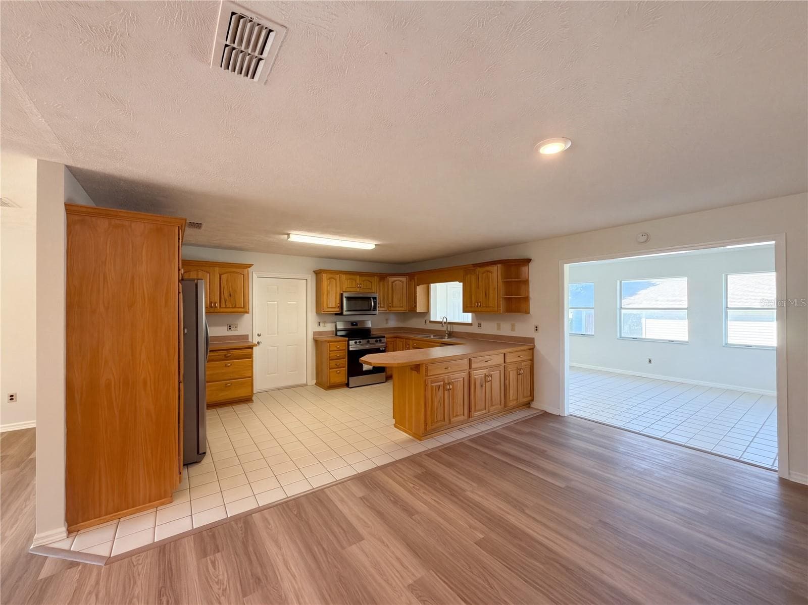 Single Family Residence at 14820 SE 103RD AVE, SUMMERFIELD, photo 7 of 21