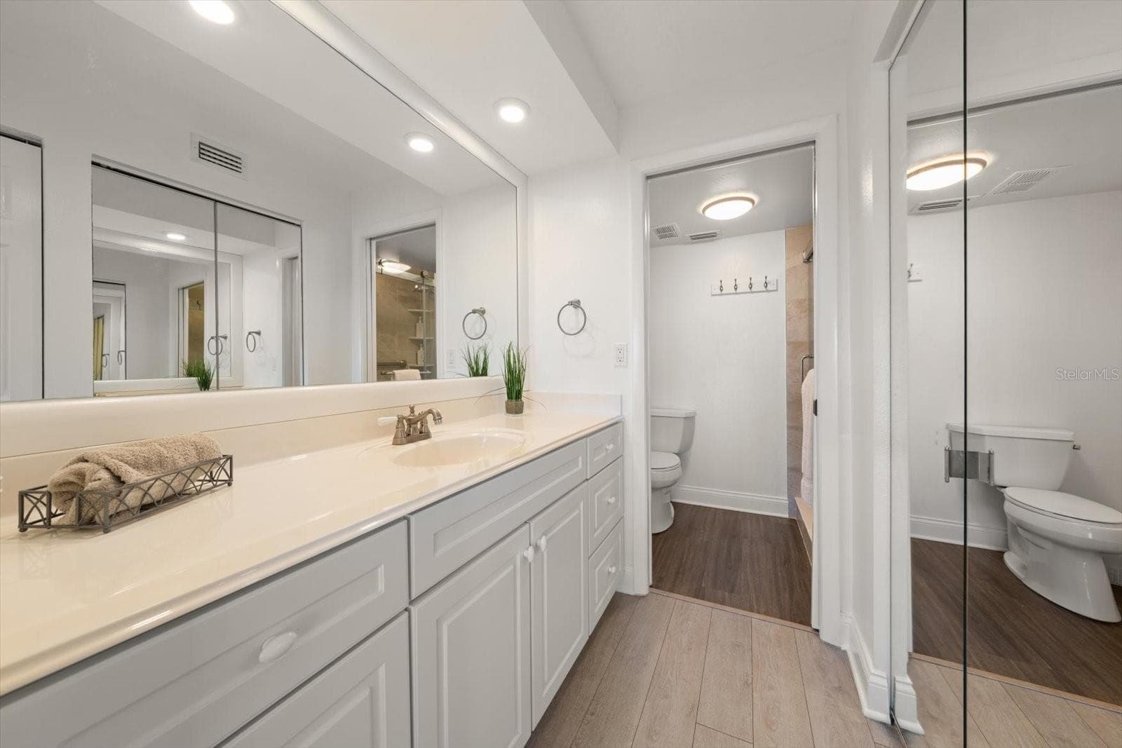 Primary suite bathroom - 2700 BAYSHORE BLVD #11404, DUNEDIN