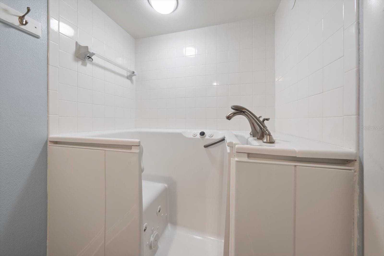 Walk in tub - 2700 BAYSHORE BLVD #11404, DUNEDIN
