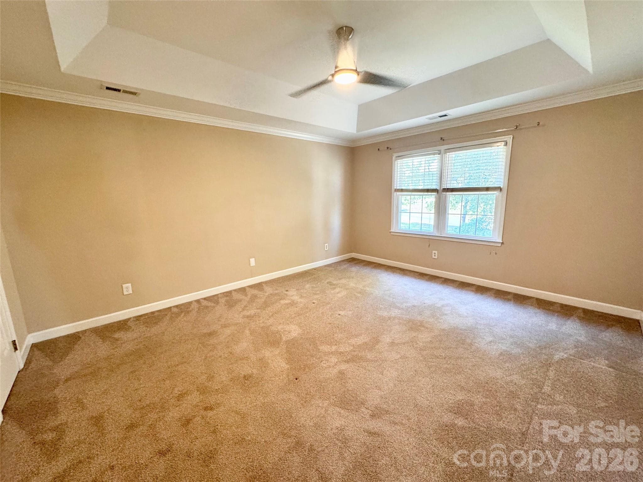 Primary bedroom with tray ceiling - 7101 Founders Way, Harris