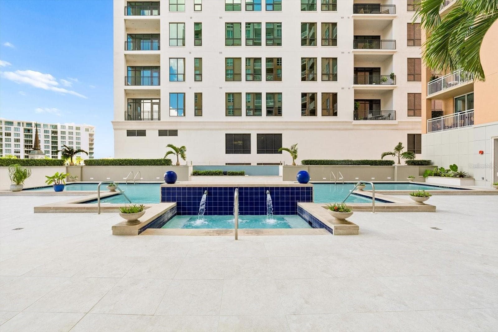 Heated pool & spa with newly finished pool deck - 1350 MAIN ST #1703, SARASOTA