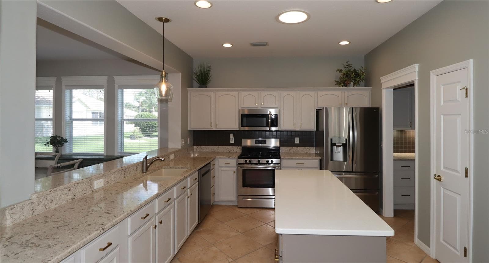 Kitchen w/Gas Cooktop & Upgraded Appliances - 9261 SE 124TH PL, SUMMERFIELD