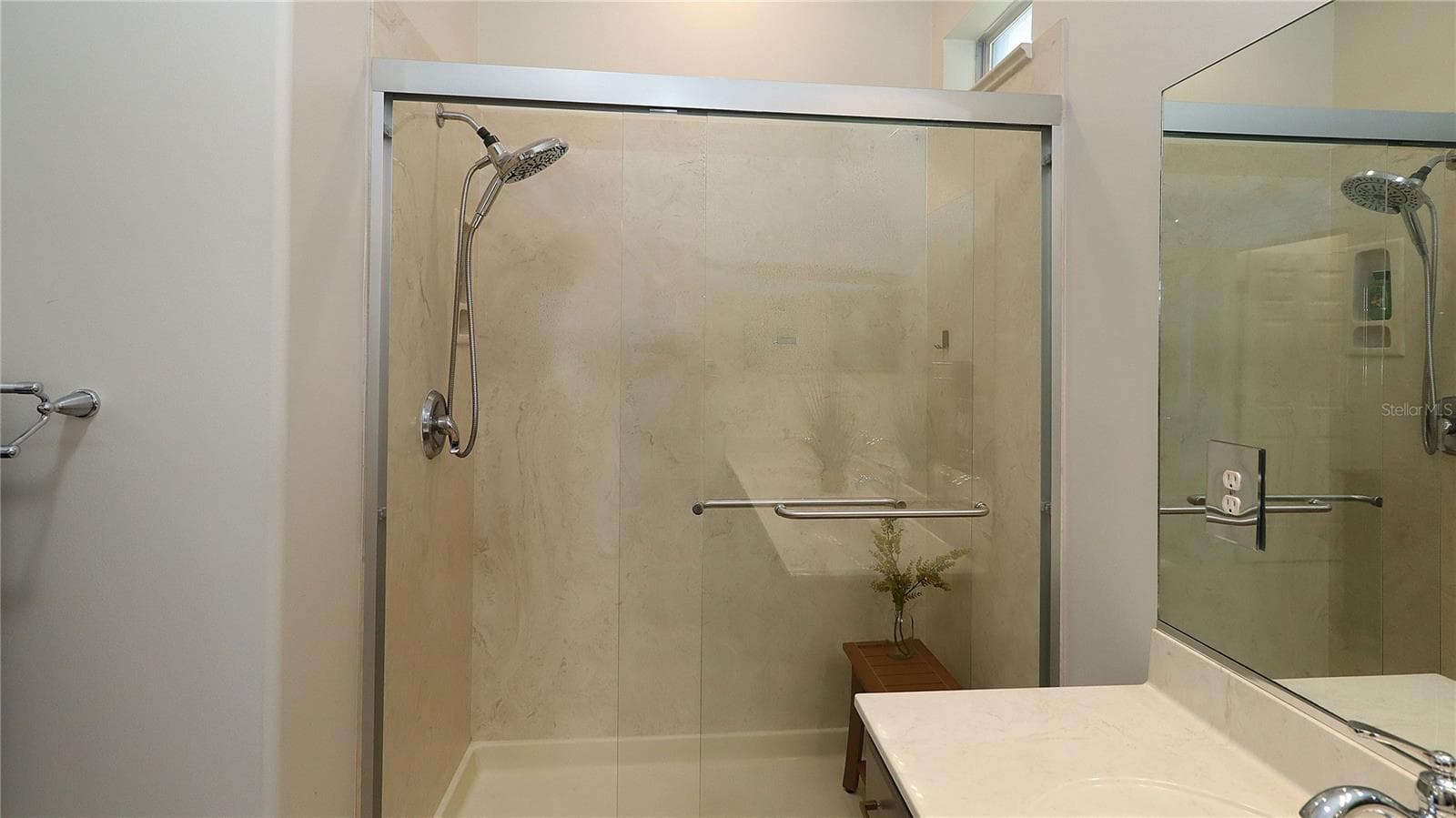 Large Shower w/Clear Glass Sliding Doors - 9261 SE 124TH PL, SUMMERFIELD