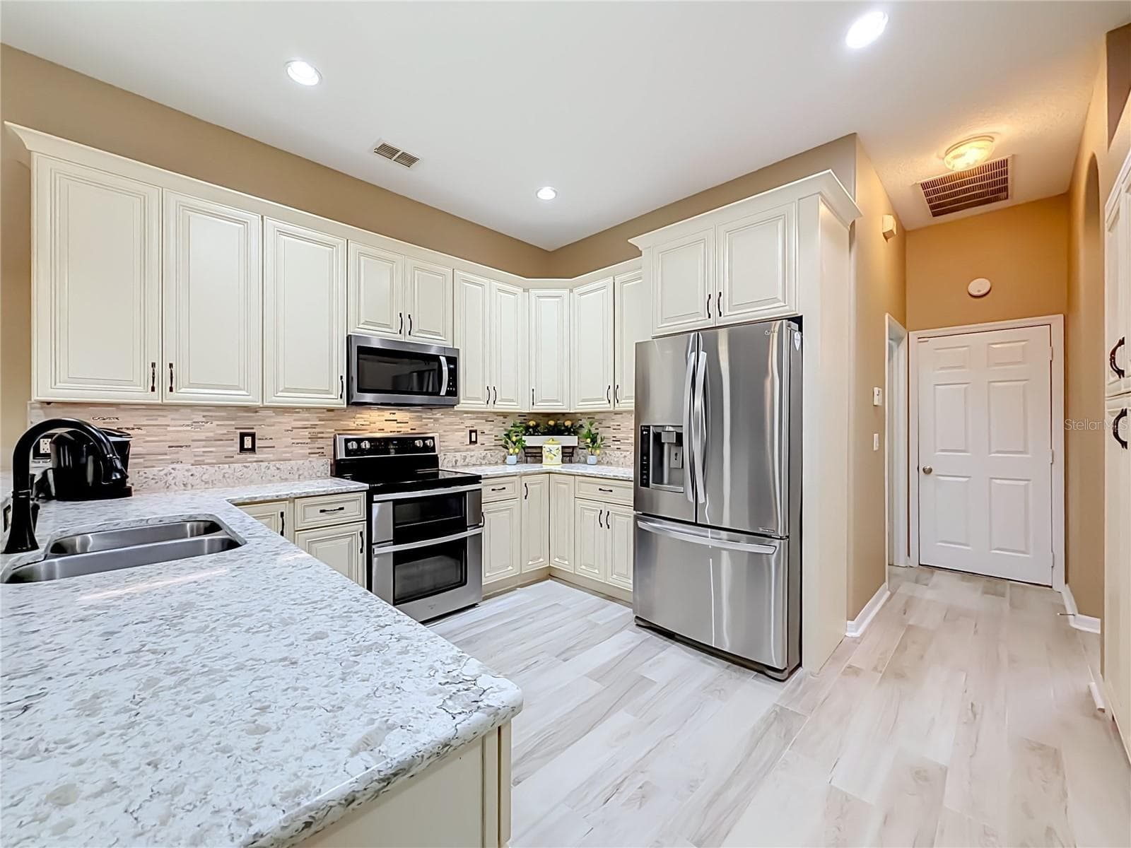 Single Family Residence at 1105 SHADOWBROOK TRL, WINTER SPRINGS, photo 4 of 39