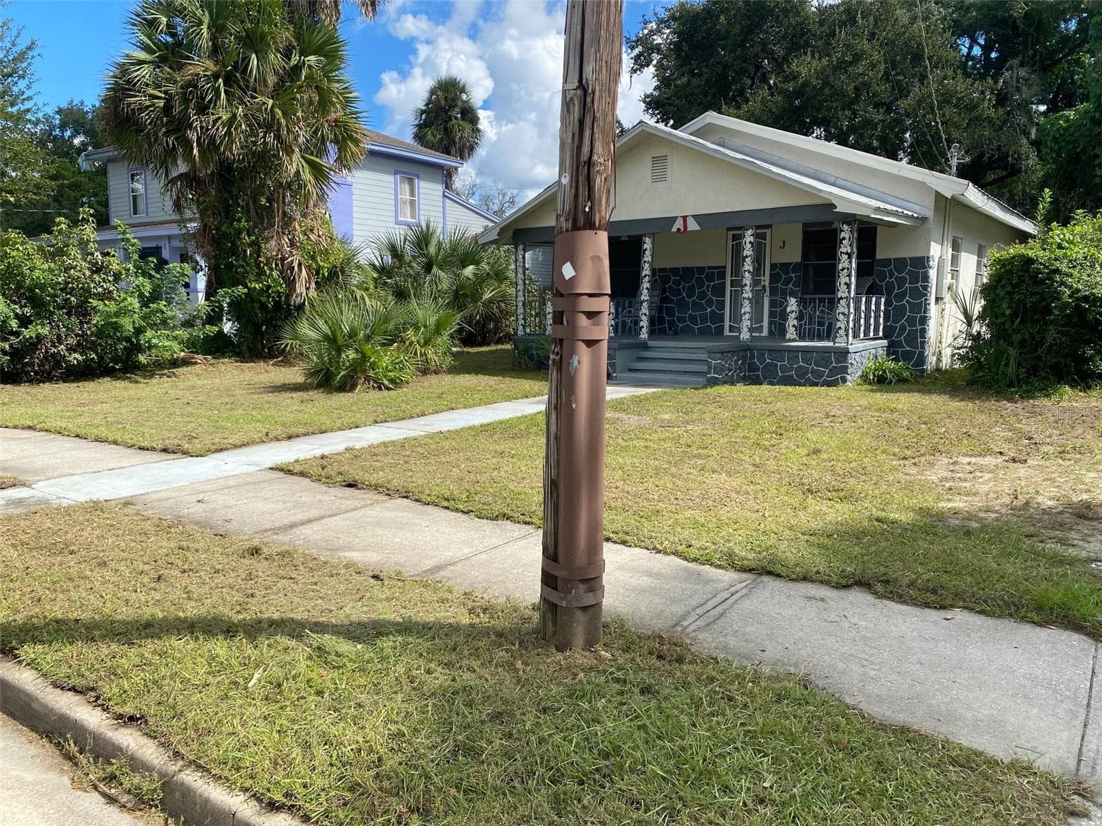 1121 S LOCUST AVE