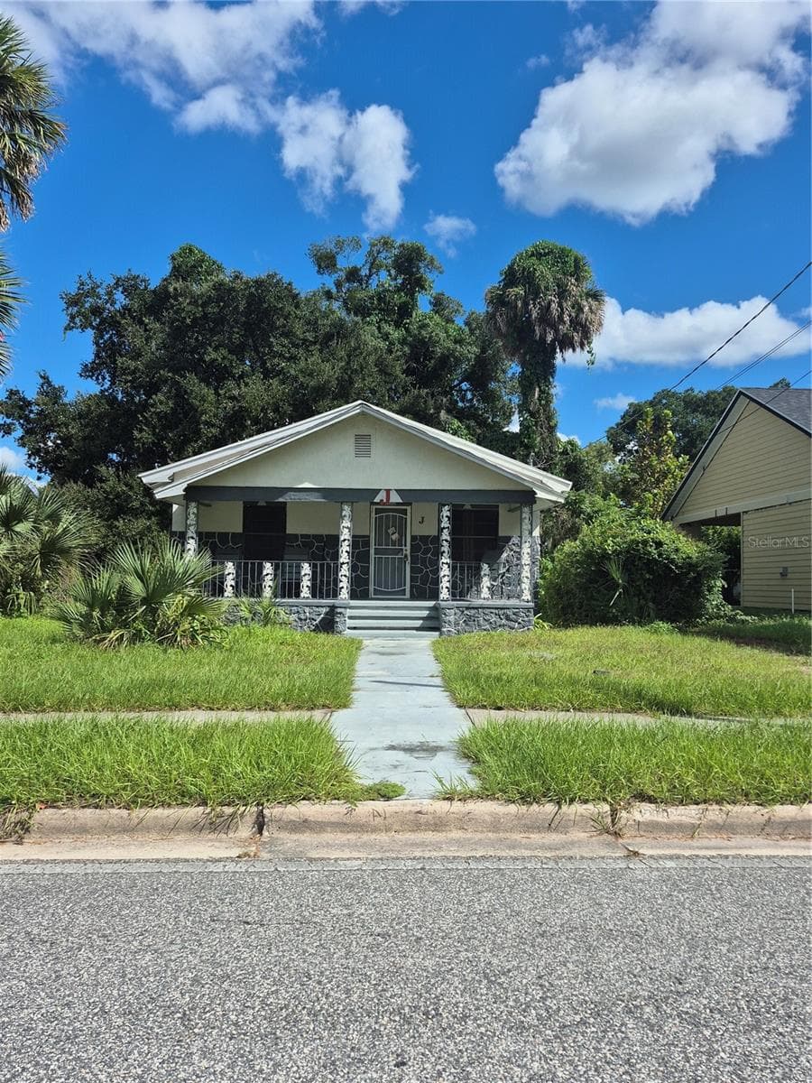 Single Family Residence at 1121 S LOCUST AVE, SANFORD, photo 2 of 8