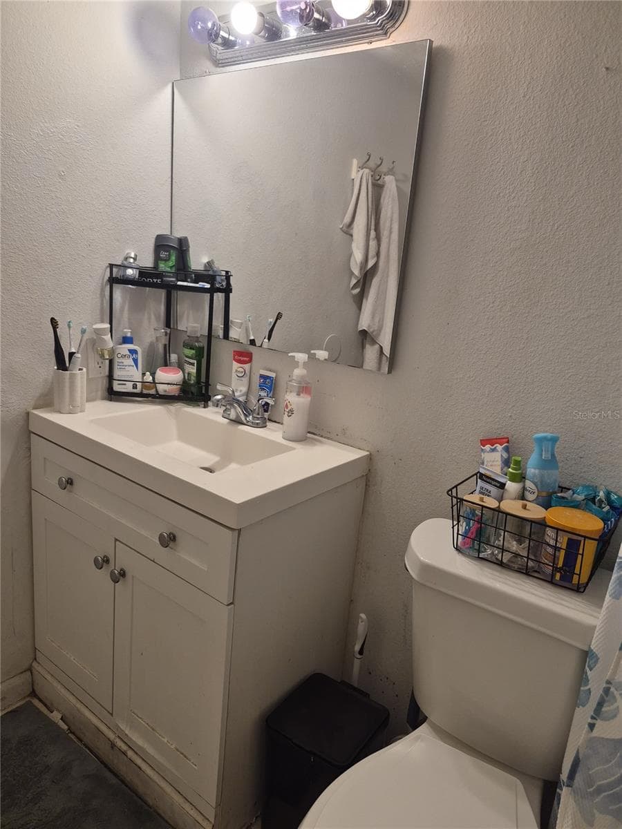 BATH - 202 POINSETTIA PINE CT #202, TAMPA