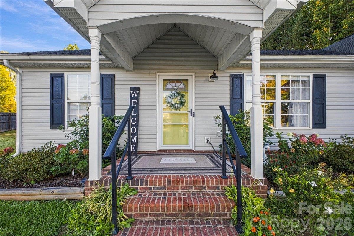 Single Family Residence at 546 Pennyfields Lane, Clover, photo 3 of 33