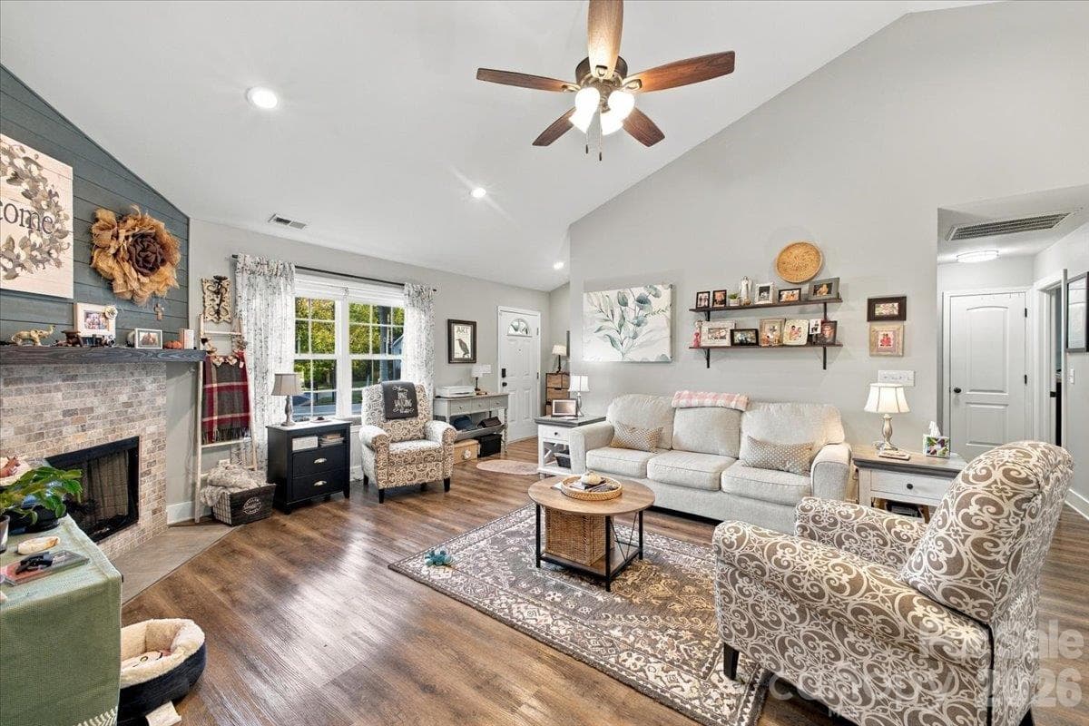 Single Family Residence at 546 Pennyfields Lane, Clover, photo 6 of 33