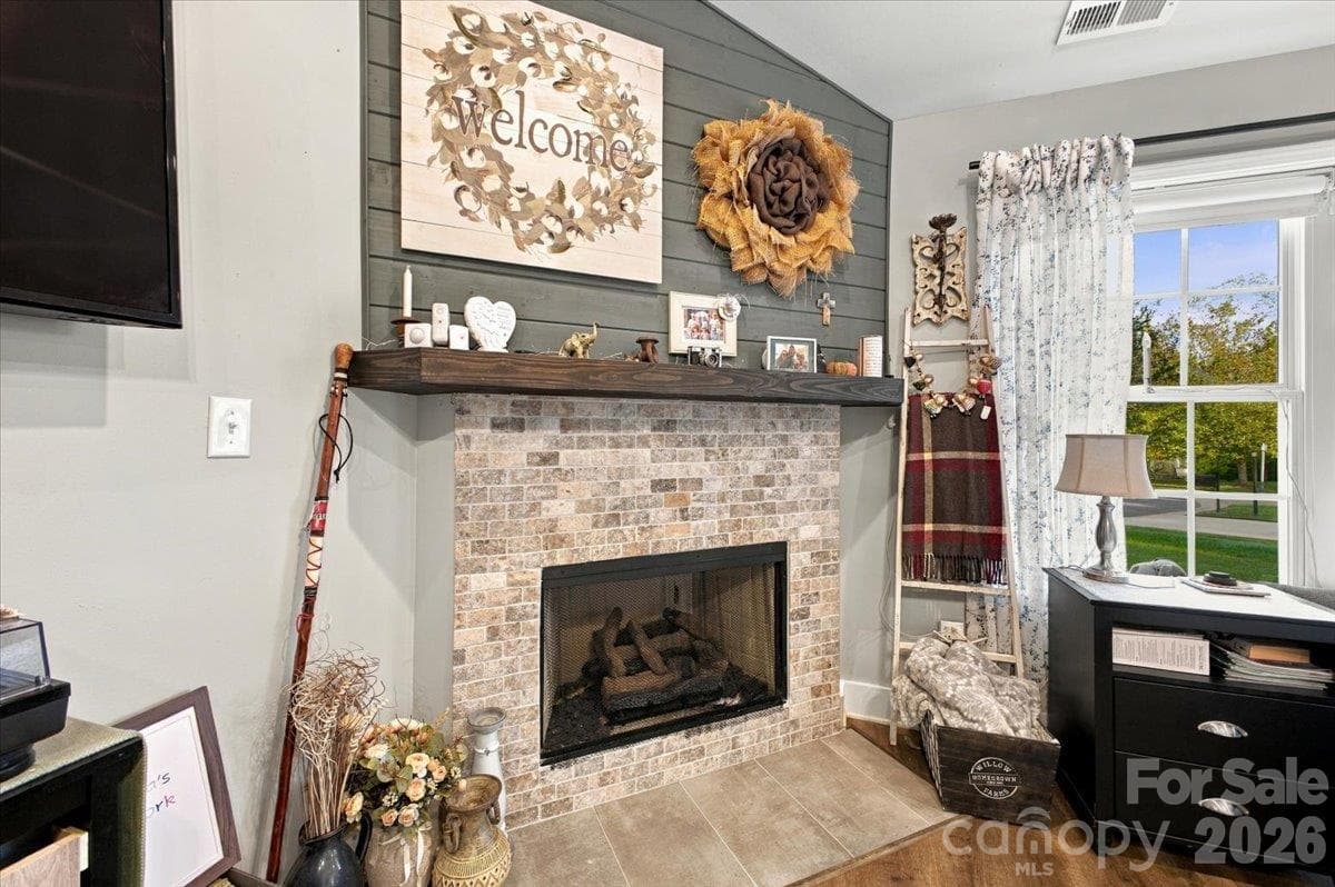 Single Family Residence at 546 Pennyfields Lane, Clover, photo 8 of 33
