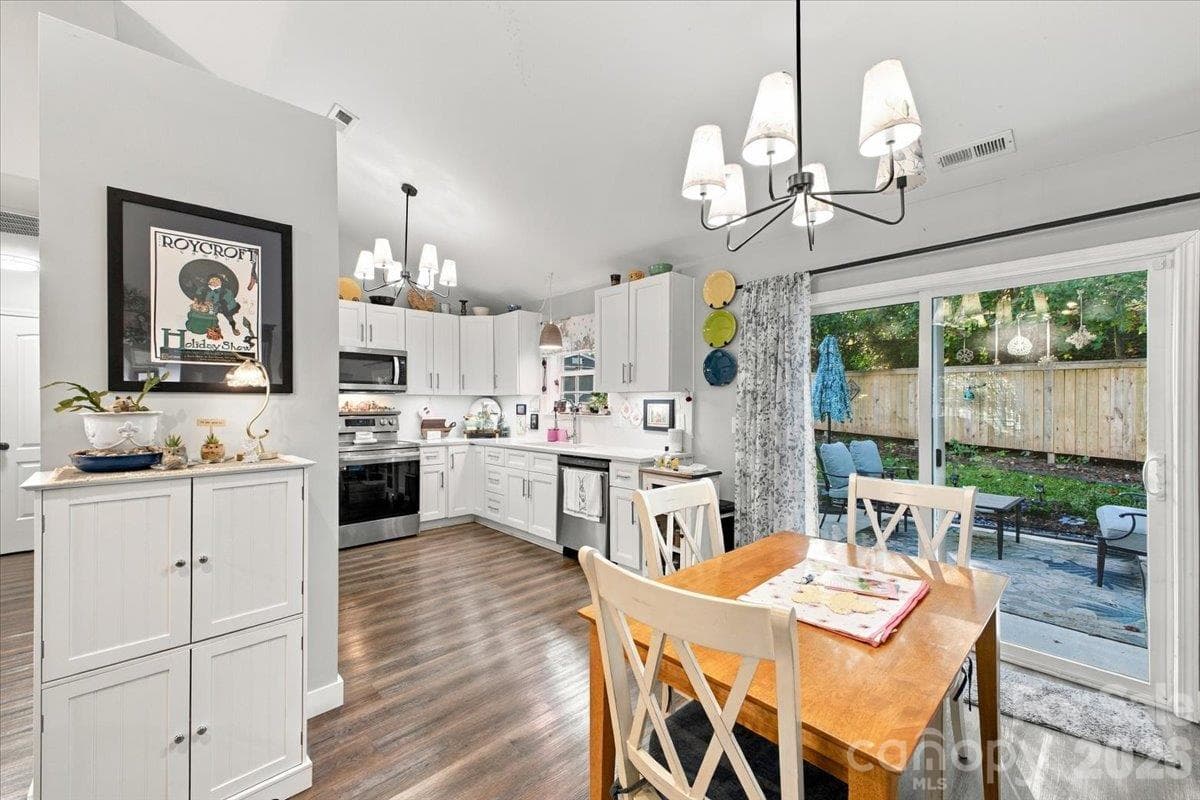 Single Family Residence at 546 Pennyfields Lane, Clover, photo 10 of 33