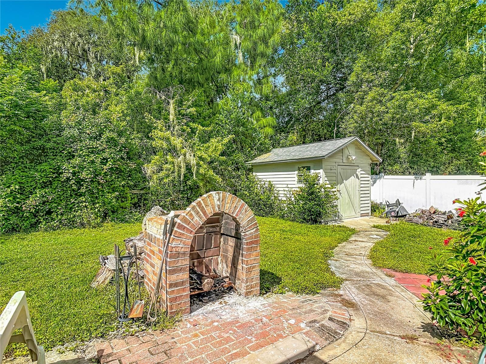 outdoor brick grill - 469 S FREDERICK AVE, ORANGE CITY