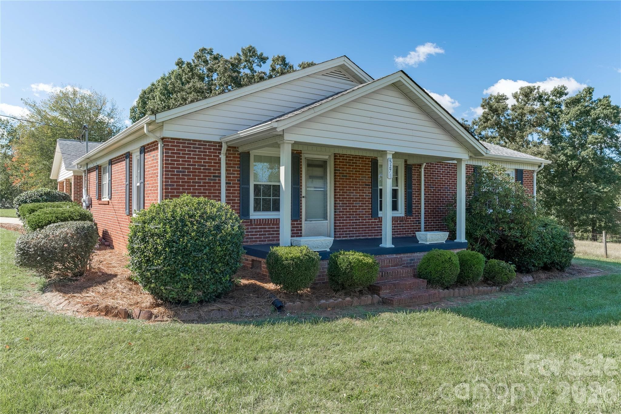 Welcome to 5271 Harris Farm Rd. **New Update** The front porch and shutters have been freshly painted - 5271 Harris Farm Road, Hickory