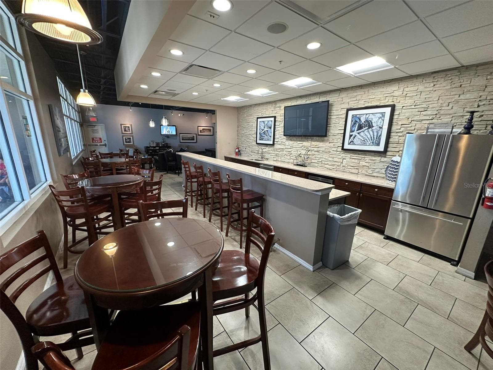 Captains Lounge - 6072 MOORINGS DR S, ST PETERSBURG
