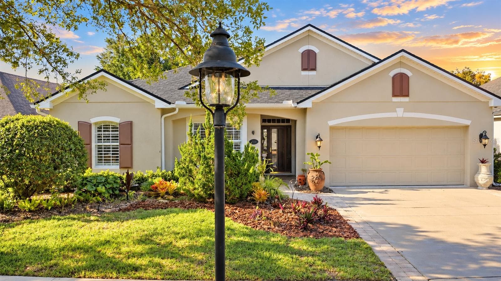 1609 VICTORIA GARDENS DR