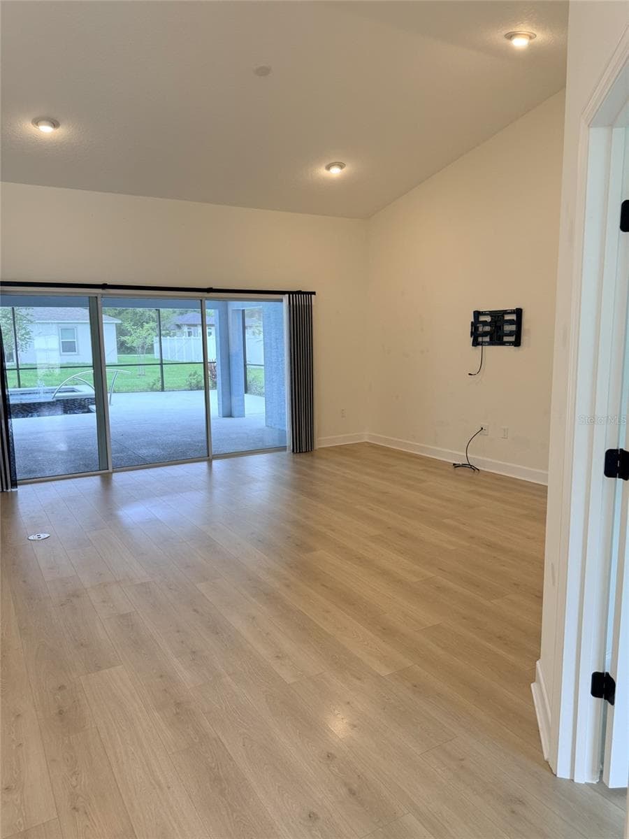 Family room with triple slider - 21 WOOD CLIFT LN, PALM COAST