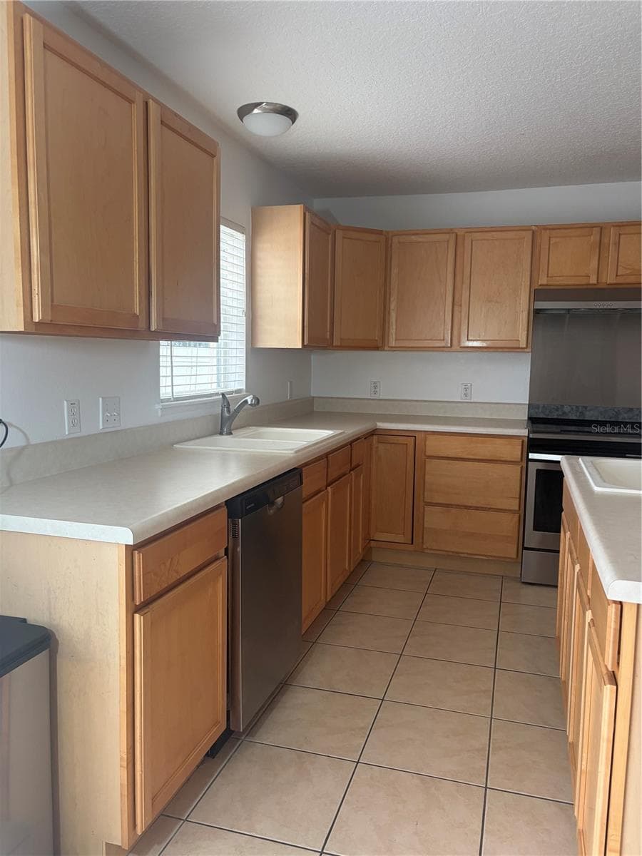 Kitchen - 247 BLAKE AVE, DAVENPORT